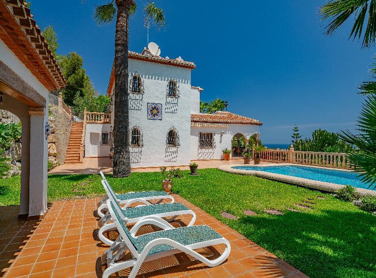 Outdoor lounge